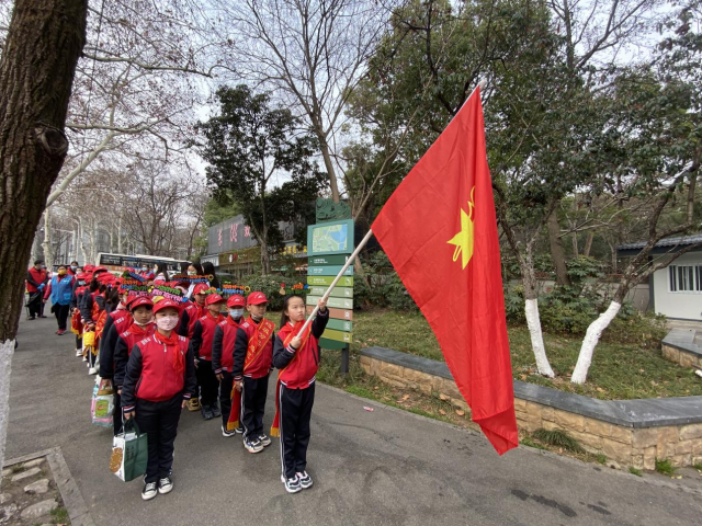 “雷锋精神记心中 文明实践在行动”东湖小学开展志愿服务活动