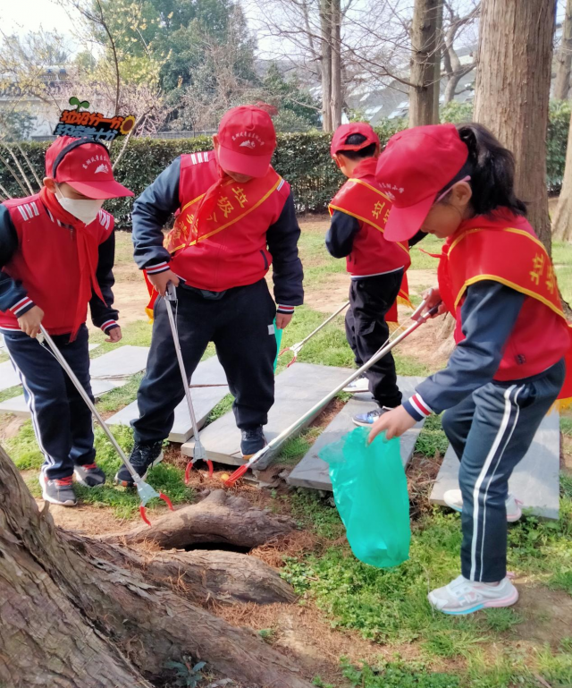 “雷锋精神记心中 文明实践在行动”东湖小学开展志愿服务活动