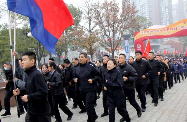 湖北远安民警参加元旦长跑迎新年