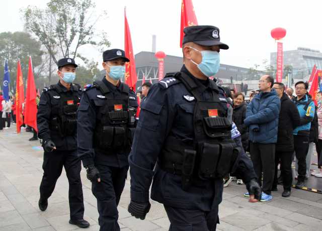 湖北远安民警参加元旦长跑迎新年